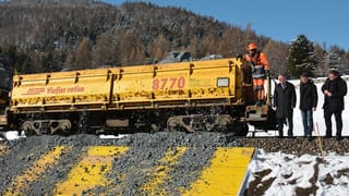 Doppelspur im Engain - Altes Gestein für neue Bahnspur - News - SRF