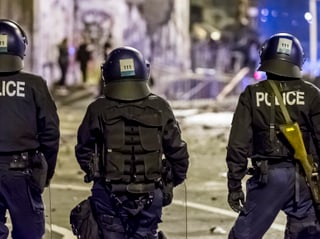 Einsatzkräfte von hinten.