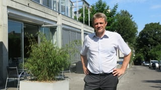 Thomas Kübli vor seinem Hotel Ambassador. Thomas Kübli vor seinem Hotel Ambassador.