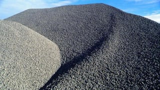 Aufgeschüttete Hügel mit Zement-Rohstoffen