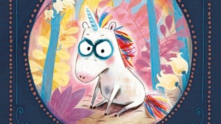 Ein buntes Einhorn schaut graimmig und sitzt vor einem bunten Hintergrund mit Blättern, Blumen und Bäumen. Ein buntes Einhorn schaut graimmig und sitzt vor einem bunten Hintergrund mit Blättern, Blumen und Bäumen.