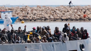 Von der italienischen Marine gerettete Flüchtlinge kommen auf Sizilien an.