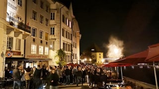 Viele Leute vor Bars an der Aare. Viele Leute vor Bars an der Aare.