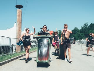 Festivalbesucher mit Abfallcontainer