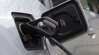Tankdeckel offen - es wird «getankt» Tankdeckel offen - es wird «getankt»