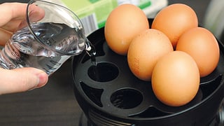 Wasser wird in einen Eierkocher gefüllt.
