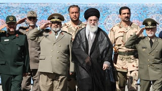 Ali Chamenei im Beisein der ihm unterstellten Militärspitzen des Landes.