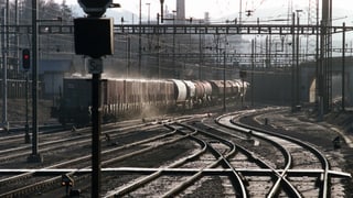 Güterzug verlässt den Güterbahnhof in Muttenz. 