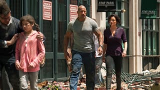 Dwayne Johnson und Carla Gugino laufen durch die zerstörte Stadt.