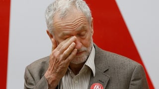 Labour-Chef Jeremy Corbyn reibt sich mit der rechten Hand das rechte Auge.
