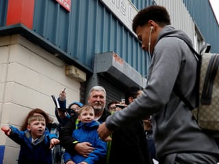 Tottenhams Starspieler Dele Alli geht an den Fans vorbei