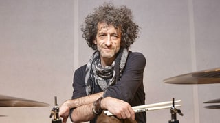 So ruhig sitzt er selten da: Schlagzeuger Jojo Meyer.