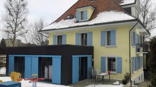 Haus mit einem Spielplatz