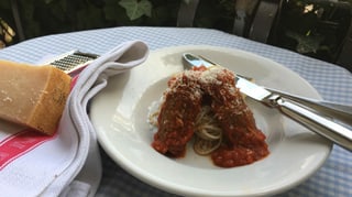 Brasciole mit Pasta und Tomatensauce auf einem Teller.