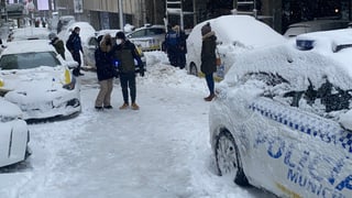 Die Polizeiautos in Madrid sind eingeschneit. Die Polizeiautos in Madrid sind eingeschneit.