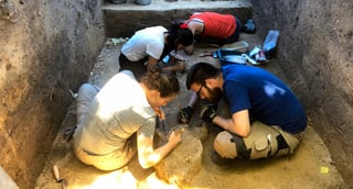 Archäologen arbeiten in einem Graben Archäologen arbeiten in einem Graben