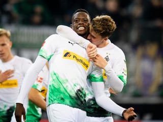 Denis Zakaria und Nico Elvedi bejubeln gemeinsam einen Treffer.