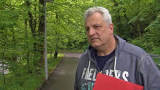 Mann auf einer Landstrasse. Mann auf einer Landstrasse.