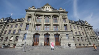 Das Hauptgebäude der Universität von vorne.