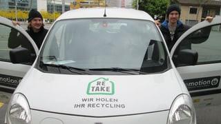 Zwei Männer mit Wollmützen stehen hinter den geöffneten Türen ihres weissen Fahrzeuges. Zwei Männer mit Wollmützen stehen hinter den geöffneten Türen ihres weissen Fahrzeuges.