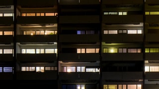 Blick auf Balkone bei Nacht.