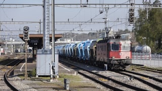 Ein Güterzug im Bahnhof Bülach: Auf der Strecke Bülach-Hardbrücke haben Personenzüge Vorrang. Ein Güterzug im Bahnhof Bülach: Auf der Strecke Bülach-Hardbrücke haben Personenzüge Vorrang.