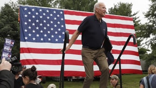 Joe Biden vor US-amerikanischer Flagge