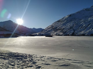 Sonniges Schneefeld in Andermatt