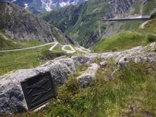 Metallplakette mit Goethes Skizze vom «Scheideblick nach Italien» auf dem Gotthardpass Metallplakette mit Goethes Skizze vom «Scheideblick nach Italien» auf dem Gotthardpass