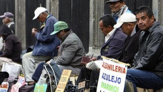 Arbeitslose in Mexiko bieten mittels Schildern ihre Dienste an.