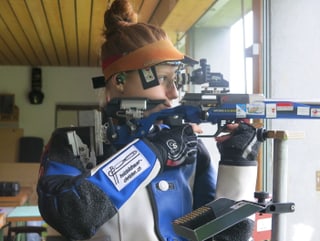 Nina Christen während dem Schiessen.