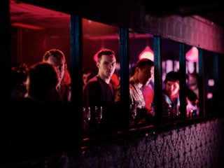 Szene aus Film: Hauptdarsteller Steven Stelfox in einer Bar. 