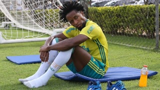 Ze Roberto sitzt am Boden