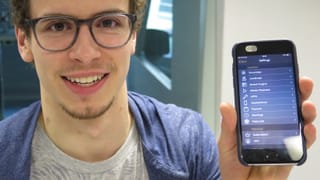 Mann mit Smartphone in der Hand. Mann mit Smartphone in der Hand.