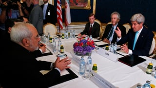 Irans Aussenminister Mohammad Javad Zarif (links) redet mit US-Aussenminister John Kerry