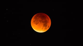 Rost-rot verfärbter Mond während der Mondfinsternis über der Schweiz am 28. September 2015.