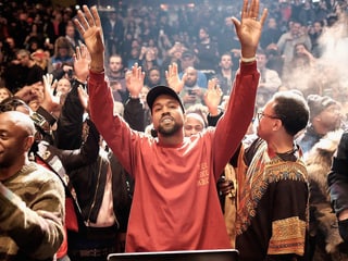 Kanye West (r.) und sein Ego (überall) während der Präsentation von «The Life of Pablo»