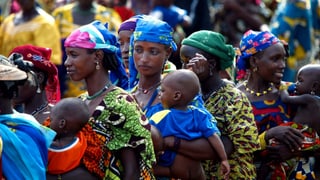 Frauen im Niger tragen ihre Kleinkinder auf dem Rücken.