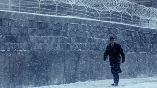 Tom Hanks marschiert in Filmszene entlang der Berliner Mauer.