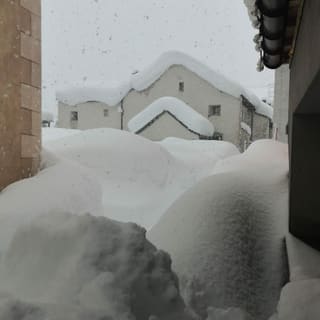 Tiefverschneites Dorf.