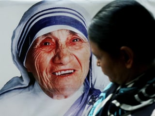 Eine junge Inderin vor einem Bild von Mutter Teresa unweit des «Mother House» in Kalkutta.