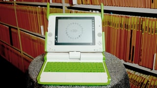 Ein hellgrüner Laptop mit Mini-Schirm und Senderohren.