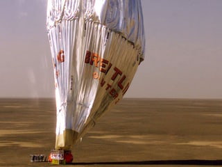  Der Ballon von Piccard: In der Ägyptischen Wüste, nach geklückter Weltumrundung (1999). 