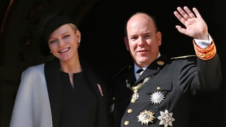 Charlène und Albert winken vom Palastbalkon