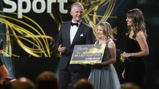 Sina Frei, Gewinnerin «SRF 3 Best Talent Sport», mit Sandra Studer (rechts) und Rainer Maria Salzgeber. Sina Frei, Gewinnerin «SRF 3 Best Talent Sport», mit Sandra Studer (rechts) und Rainer Maria Salzgeber.