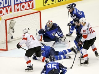 Enzo Corvi überlistet den finnischen Goalie Harri Säteri zum 1:1.