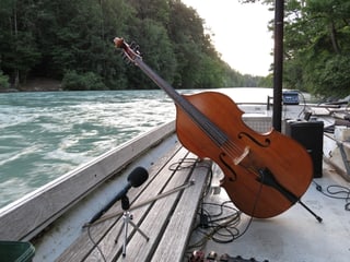 Bassgeige auf der Aarefähre. Im Vordergrund ein Mikrophon. 
