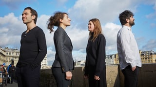 Zwei Musikerinnen spielen zusammen Jazz. Zwei Musikerinnen spielen zusammen Jazz.