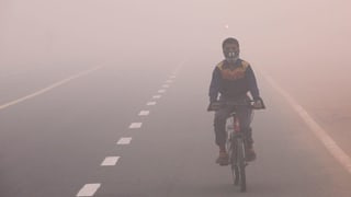 Kind mit Atemmaske auf dem Fahrrad Kind mit Atemmaske auf dem Fahrrad
