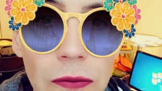 Selfie des Autors mit geschminkten Lippen und auffälliger Sonnenbrille.